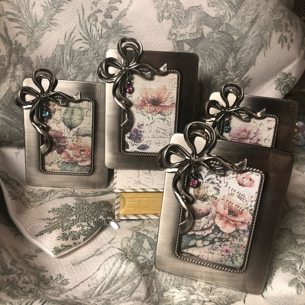 Elegant Silver Photo Frame Set with Floral Accents